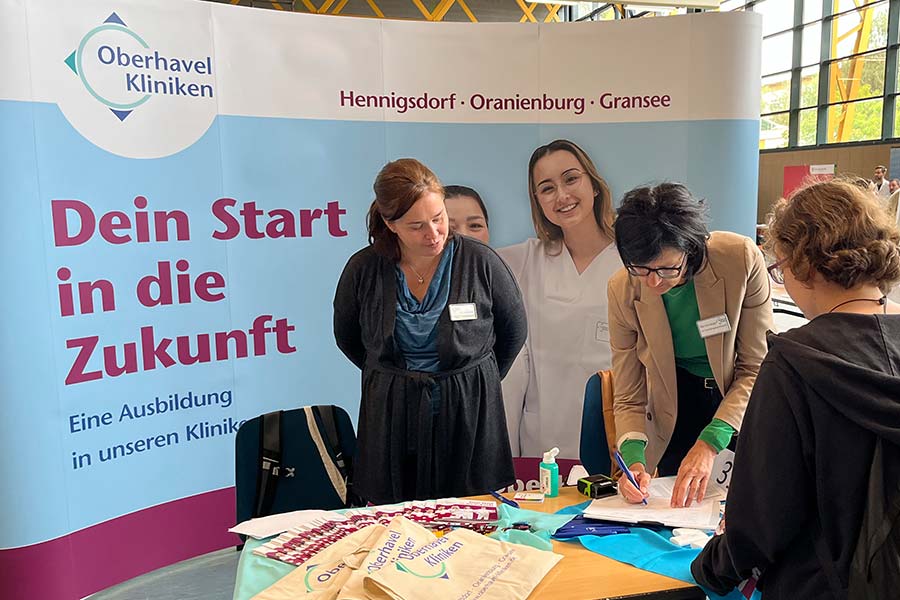 Lehrstellenbörse in Gransee Stand mit Personen und Tischen