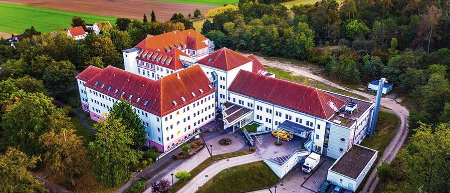 Luftbild der Klinik Gransee in Abendstimmung
