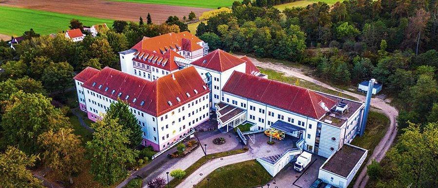 Luftbild der Klinik Gransee in Abendstimmung