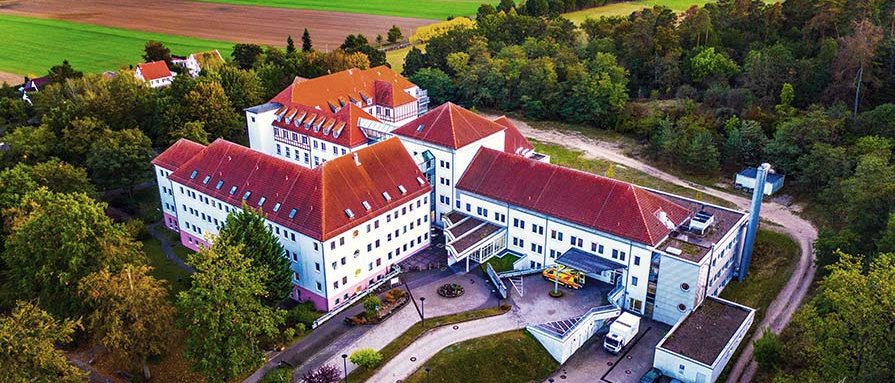 Luftbild der Klinik Gransee in Abendstimmung