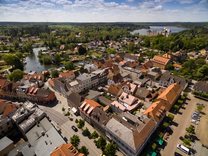 Luftaufnahme - Blick über die Innenstadt auf den Röblinsee