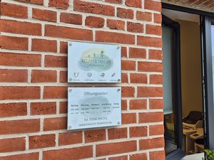 Schild an einer Hauswand