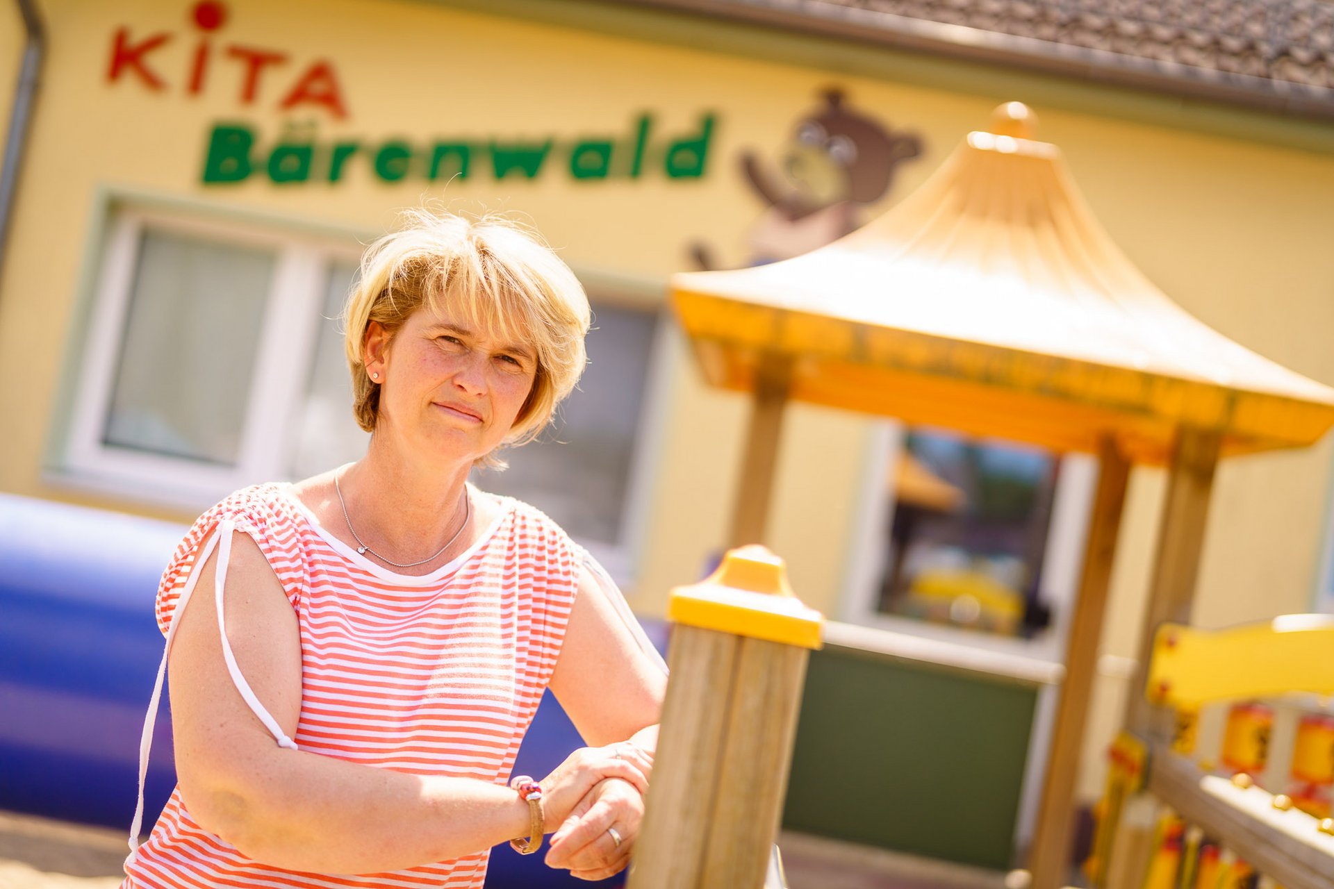 Dargestellt wird Iris Poltier vor der KITA Bärenwald