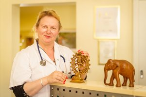 Eine Person an einem Tresen