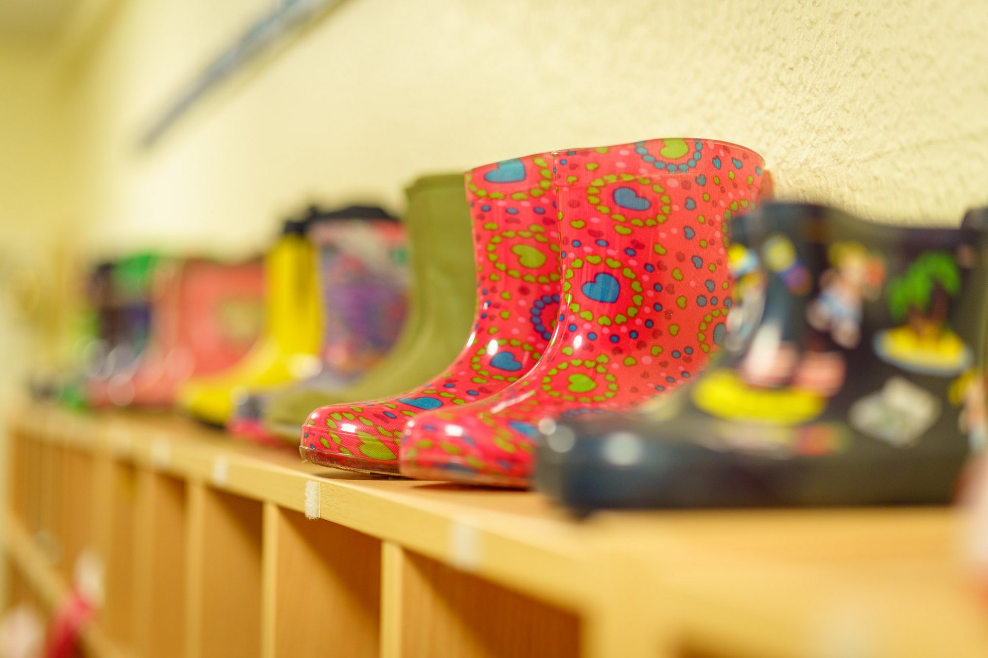 Bunte Kinderstiefel auf einem Regal