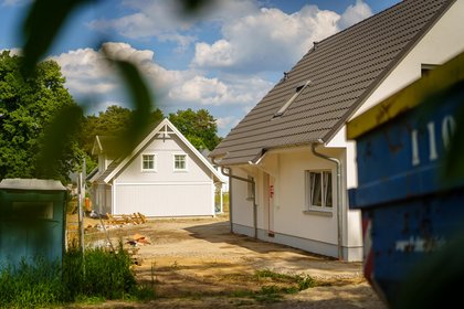 Dargestellt wird ein Haus mit einer Garage