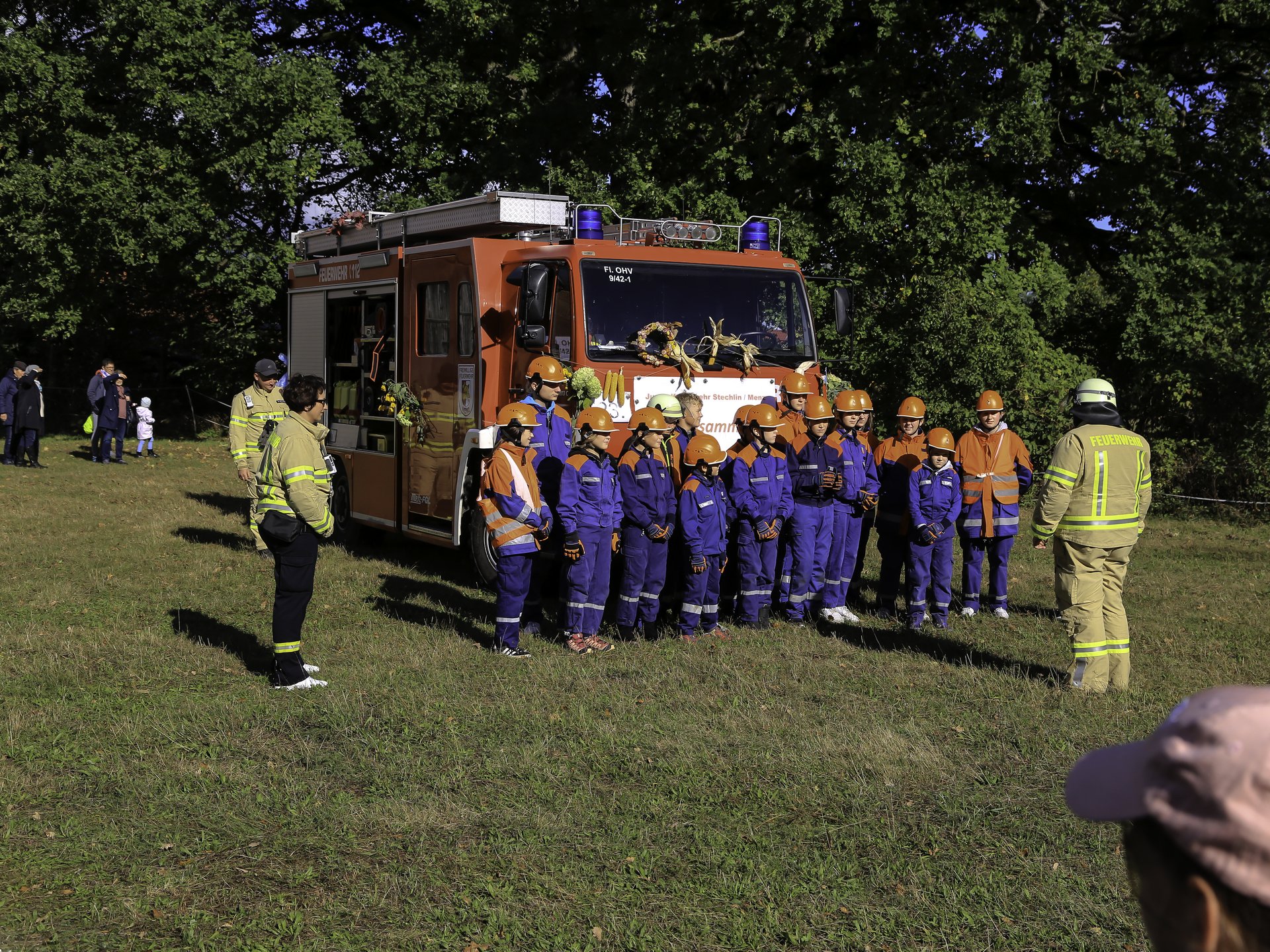 Die Jugendfeuerwehr präsentiert sich auf dem Erntedankfest in Dollgow.