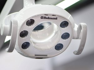 Nahaufnahme eines Zahnarztscheinwerfers