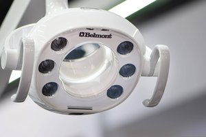 Nahaufnahme eines Zahnarztscheinwerfers