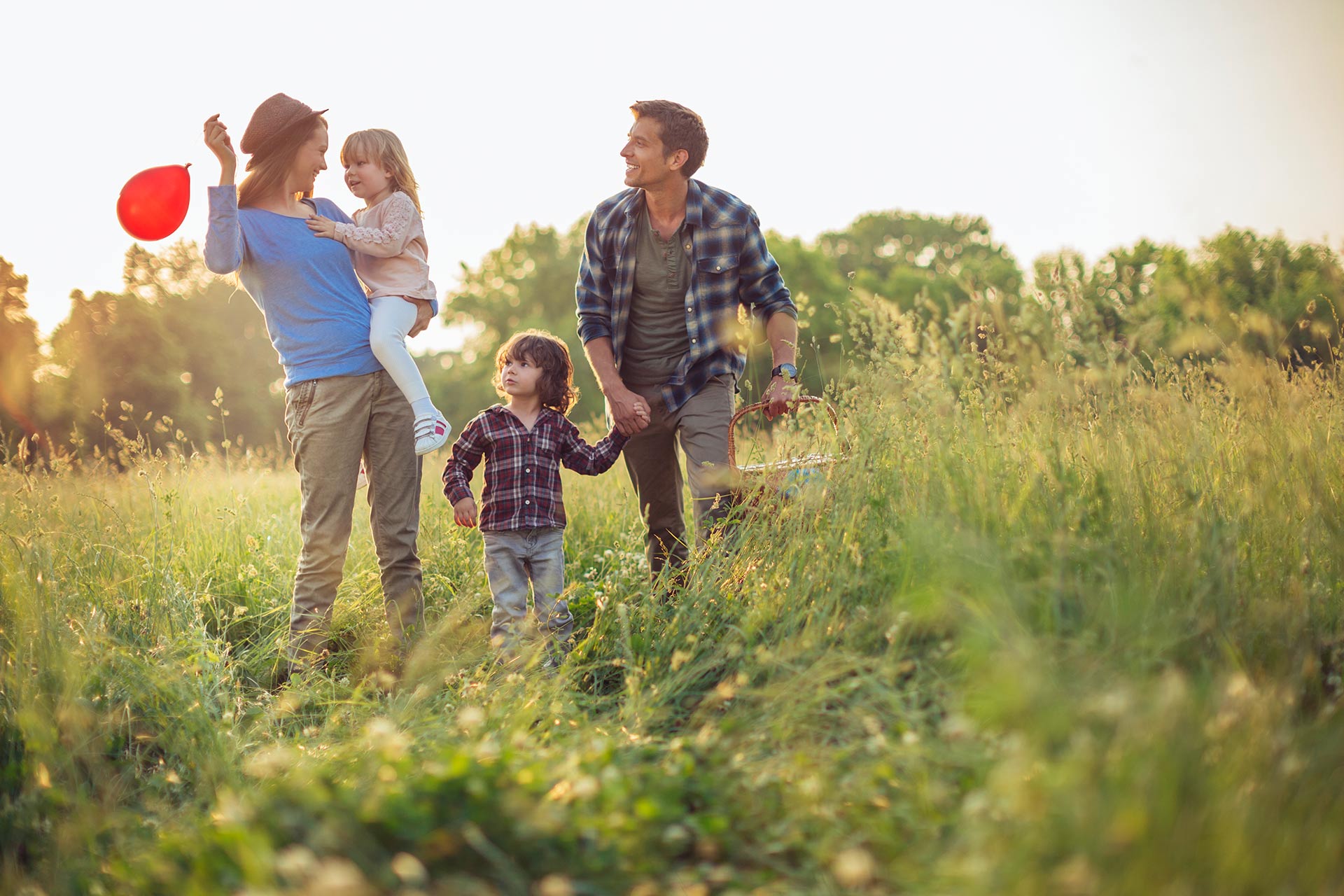 Eine Familie auf einer Wiese