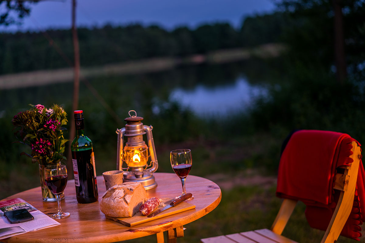 Eine Abendaufnahme eines Tisches mit Wein und Brot