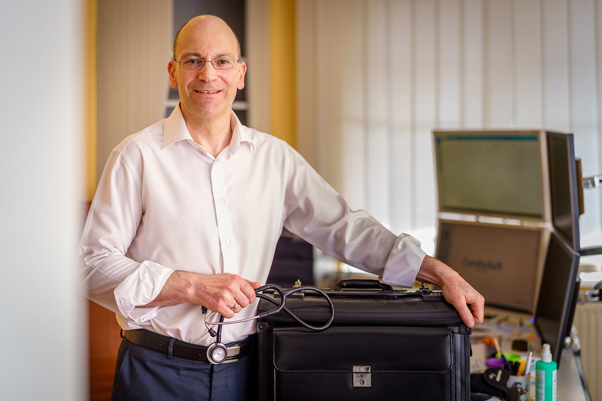 Eine Person neben einem Arztkoffer