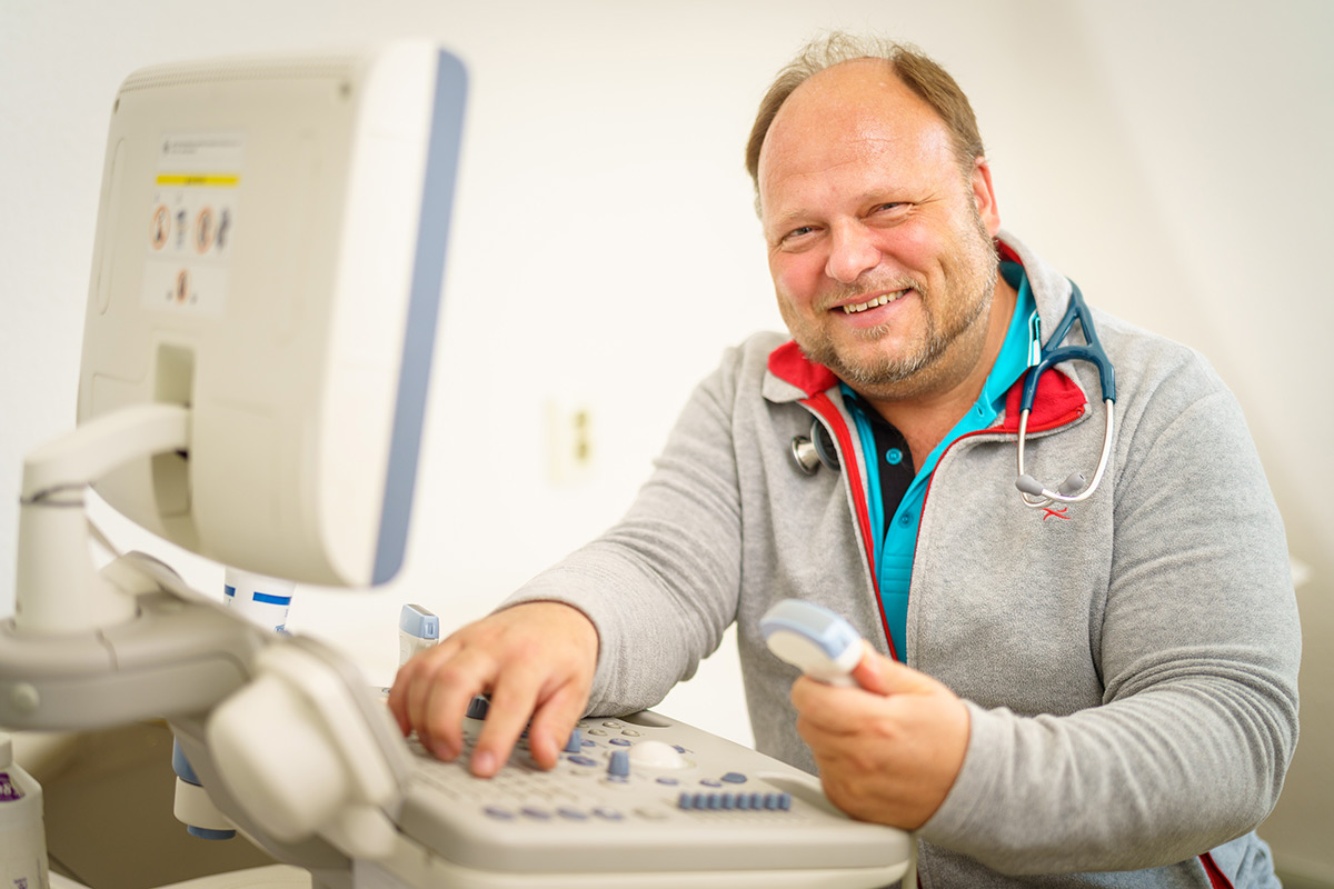 Eine Person an einem Computer