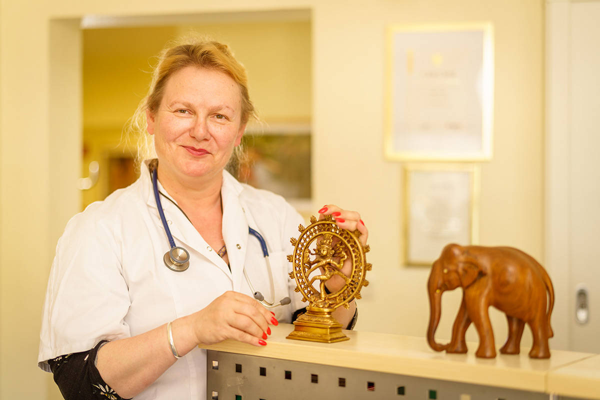 Eine Person an einem Tresen